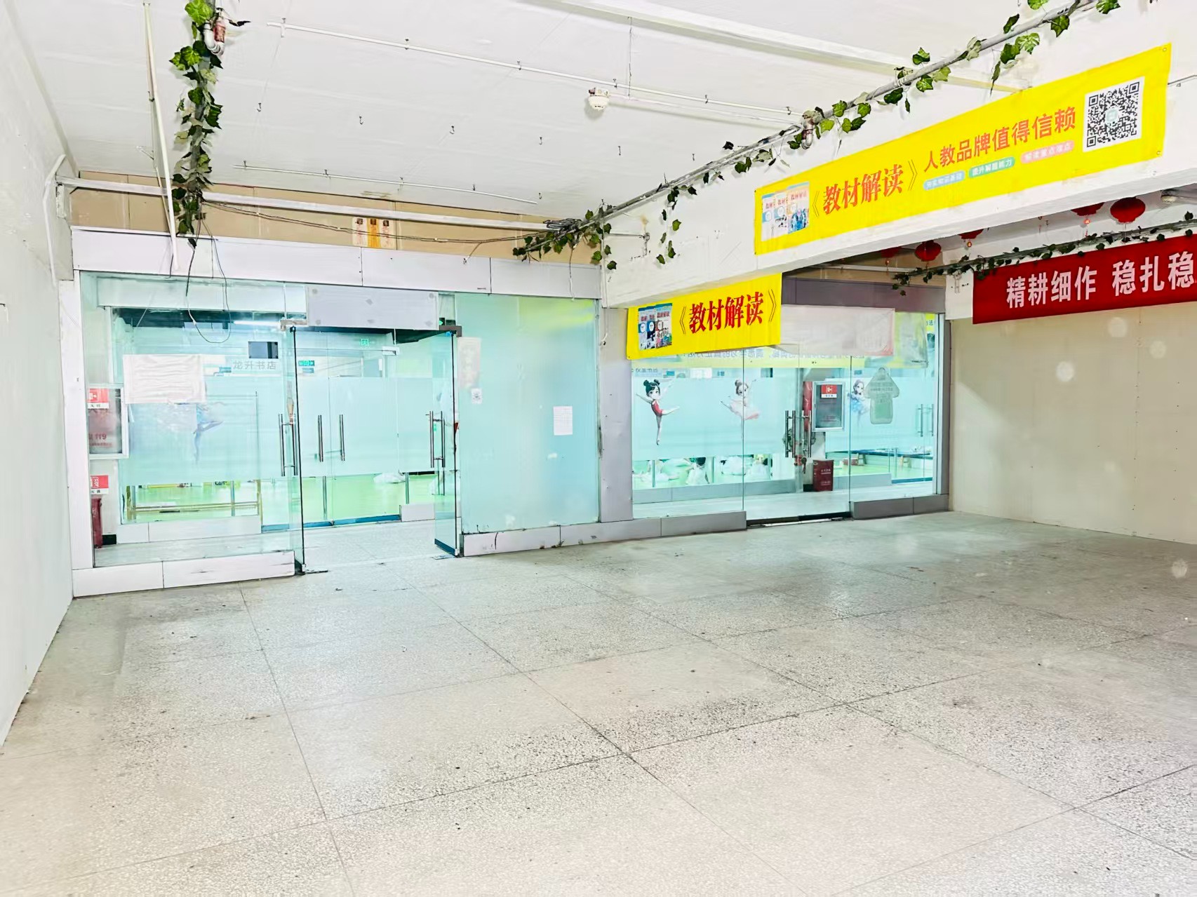 南昌路高架提供写字楼、商铺、展示空间、直播间等多种面积选择，满足企业办公、研发、展示、运营等多元需求。