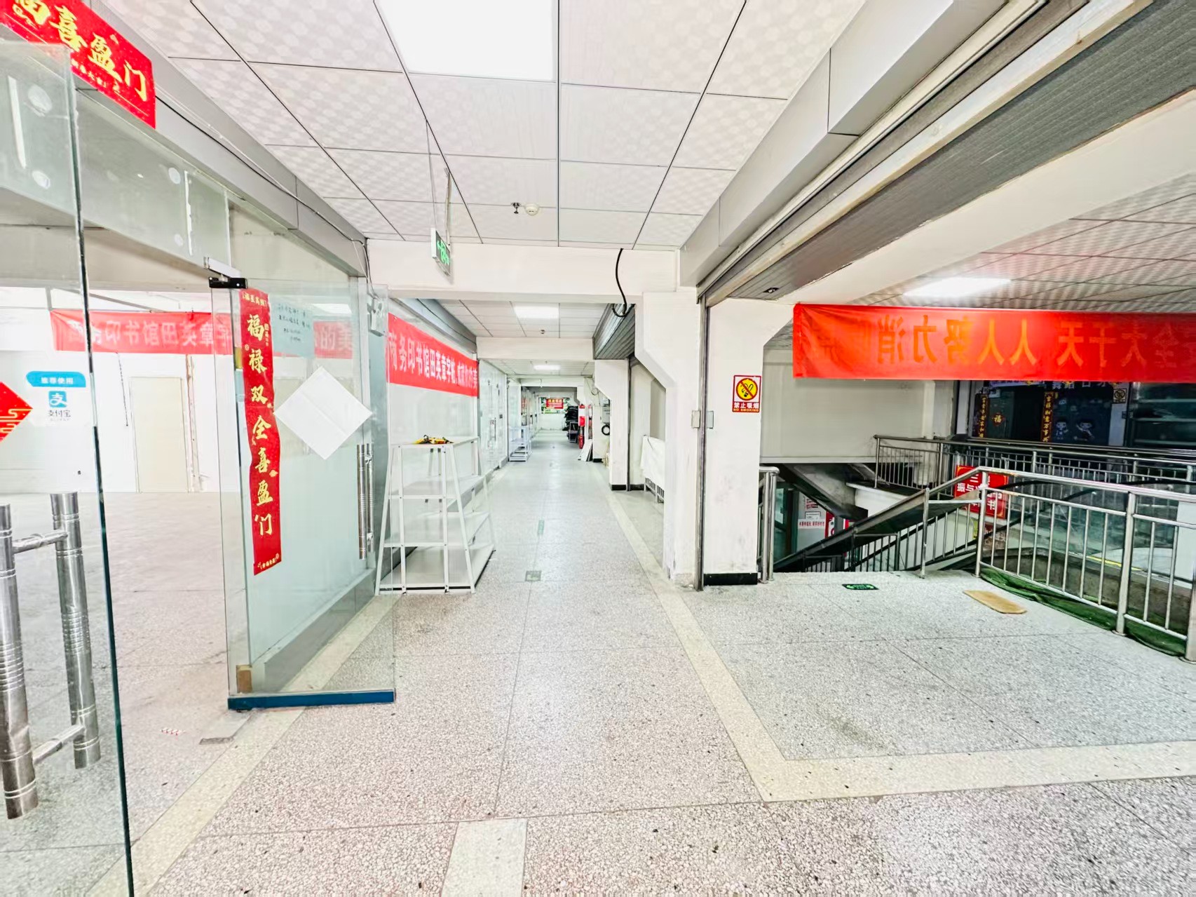 南昌路高架引入人工智能技术应用场景，推动AI与商业、零售、电商、企业服务等领域融合发展。